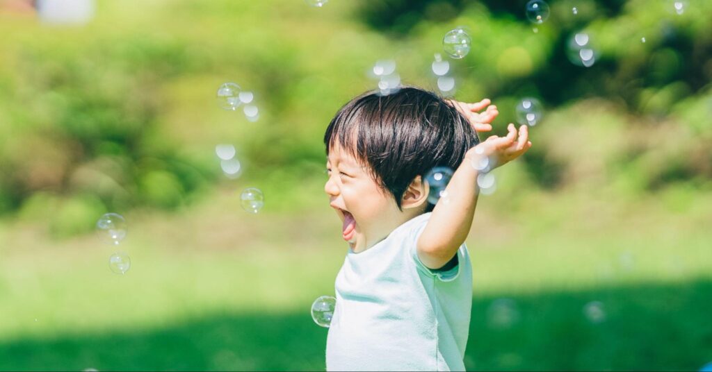 1歳～1歳半におすすめの春の外遊び「大人がシャボン玉職人」