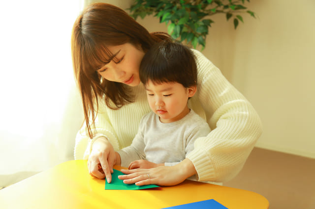 【雨の日】1歳児におすすめの工作遊び