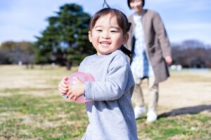 2歳児と楽しむ公園遊び5選！注意点と便利グッズも紹介