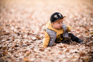 1歳児でも安心！落ち葉遊びの始め方｜保育士が教える季節の自然遊び